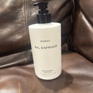 Byredo Bal D'Afrique Hair Shampoo in White with Black Pump